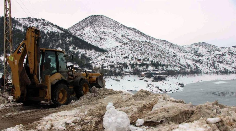 Sokaklardan toplanan karlar baraj gölüne dökülüyor