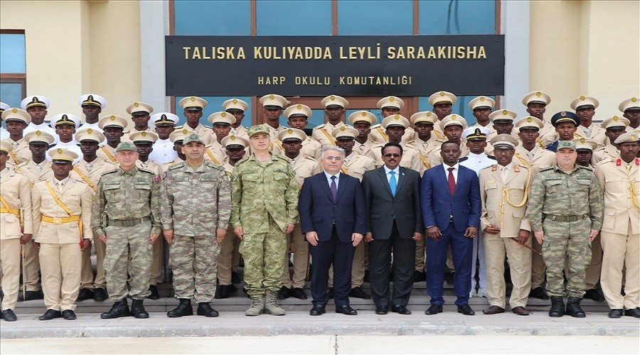 Somalili subay ve astsubaylar �ak� gibiler