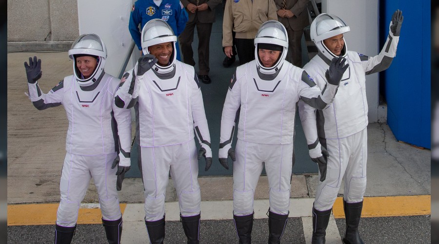 SpaceX, 4 astronotu uzaya gönderdi