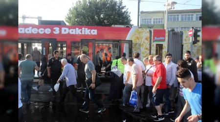 Su tankeri tramvaya çarptı