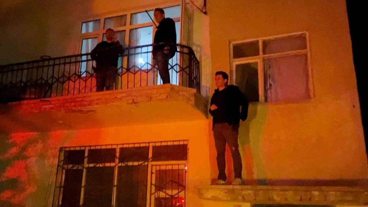 Su��st� yakalanan az�l� h�rs�z, polis ekibiyle evde mahsur kald�