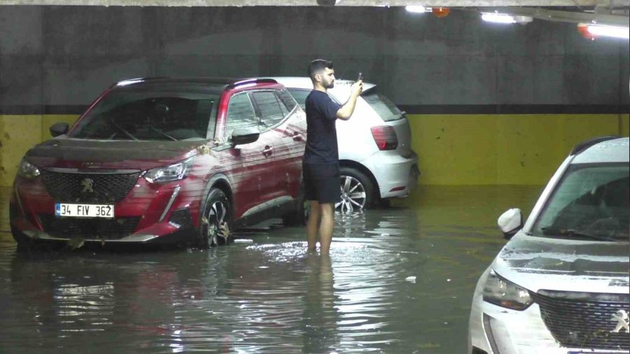 Sultangazi'de otoparkı su bastı