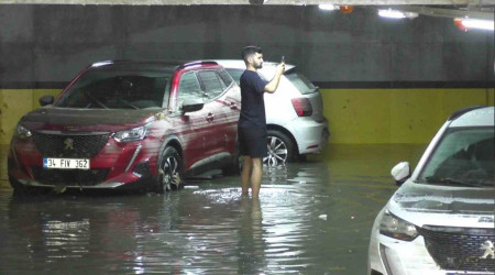 Sultangazi'de otoparkı su bastı