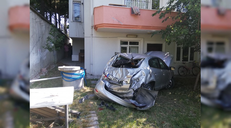 Sürüklenen araç evin bahçesine uçtu