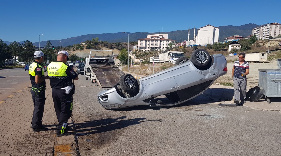 Takla attığı otomobili bırakıp kaçtı