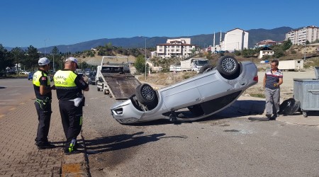 Takla attığı otomobili bırakıp kaçtı