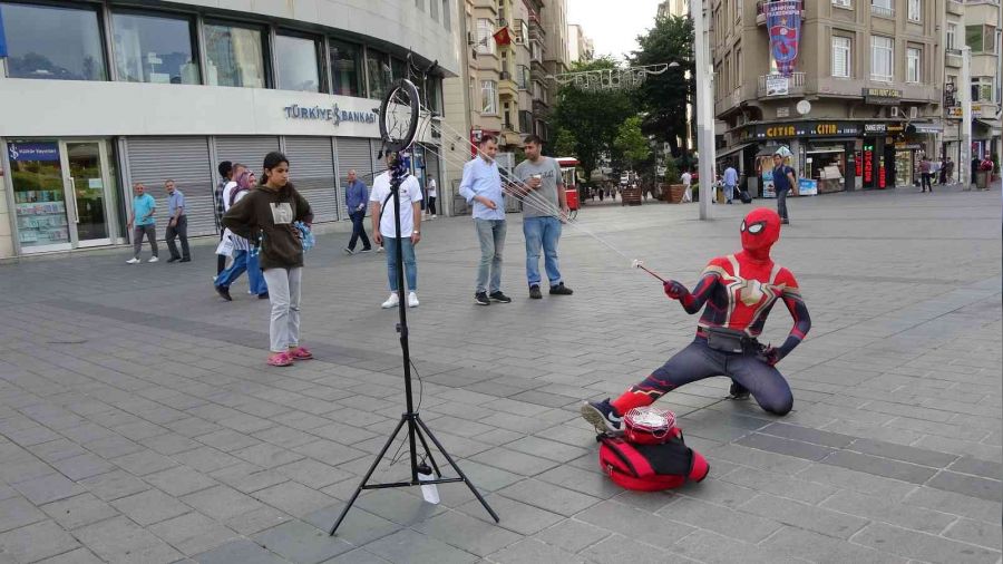 Taksim Meydanı'nda Örümcek Adam gösterisi