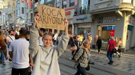 Taksim'de ilgin olay: Gen kadn 'Koca aryorum' dvizi at