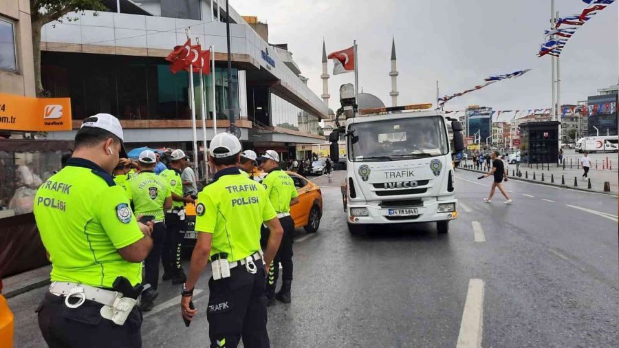 Taksim'de kurallara uymayanlara ceza yağdı