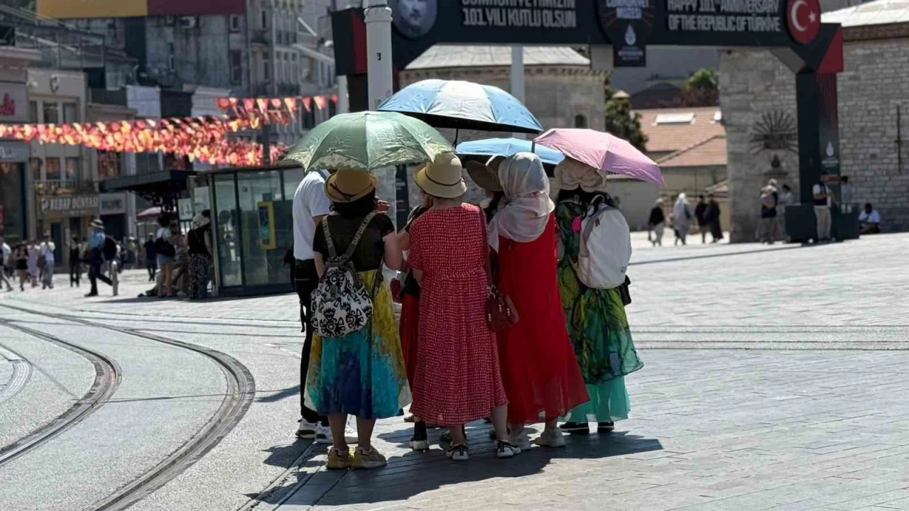 Taksim'de sıcak hava bunalttı: Kimisi şemsiyeyle gezdi