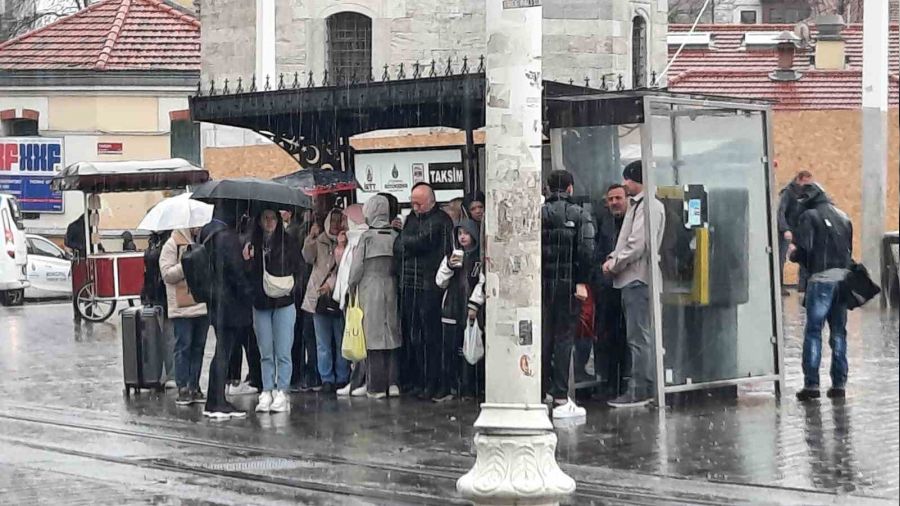 Taksim'de yağmura vatandaşlar hazırlıksız yakalandı