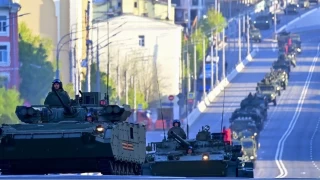 Tanklar Rusya'nn bakenti Moskova sokaklarnda boy gsterdi