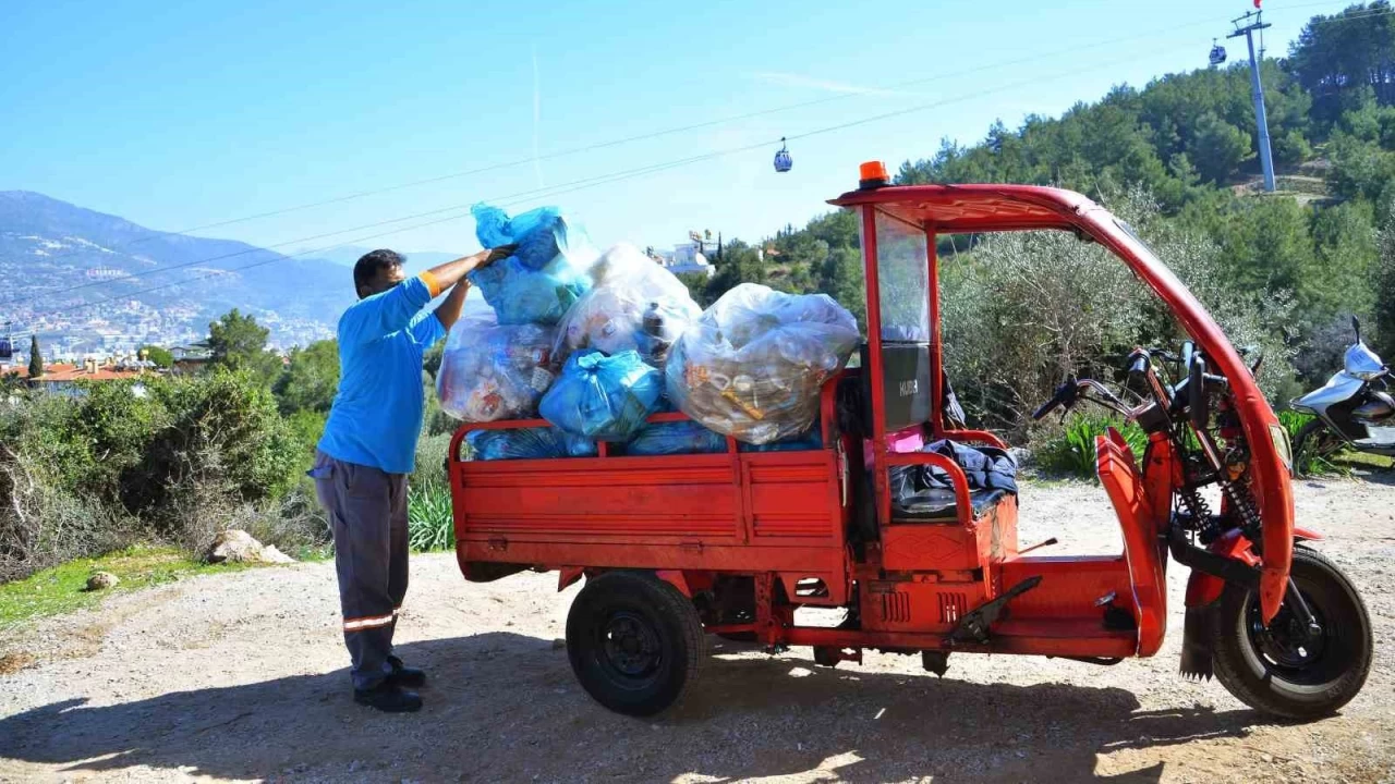 Tatilciler Alanya'ya 5 bin ton atık bıraktı