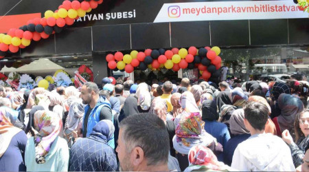 Tatvan'da indirim izdihamı
