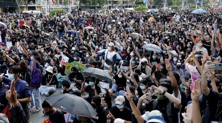 Tayland'da hkmet kartlar sokakta