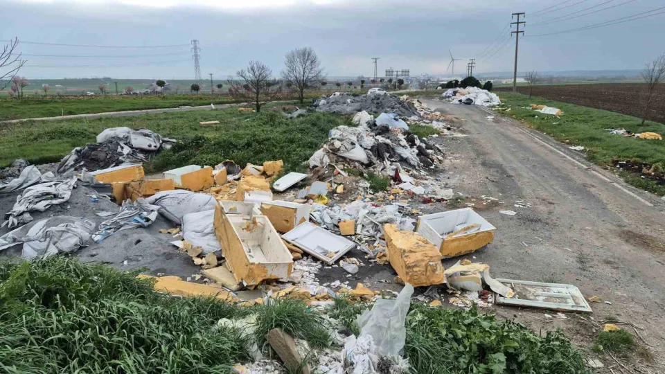 Tekirdağ'da kamyon kamyon atık döküldü