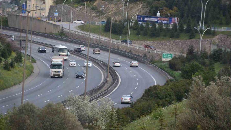 TEM Otoyolu Kocaeli ge�i�inde bayram trafi�i ak�c� seyrediyor