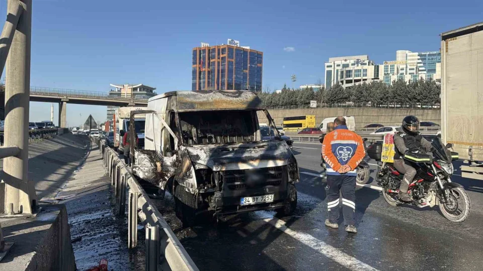 TEM Otoyolu'nda ara� alev ald�, s�r�c� son anda kurtuldu