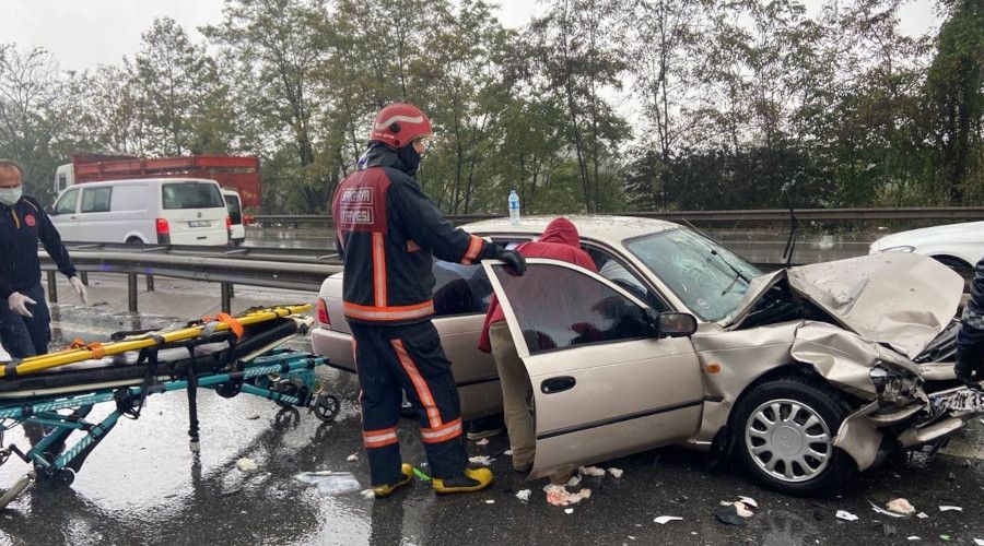TEM'de 27 aracın karıştığı kazada 17 kişi yaralandı