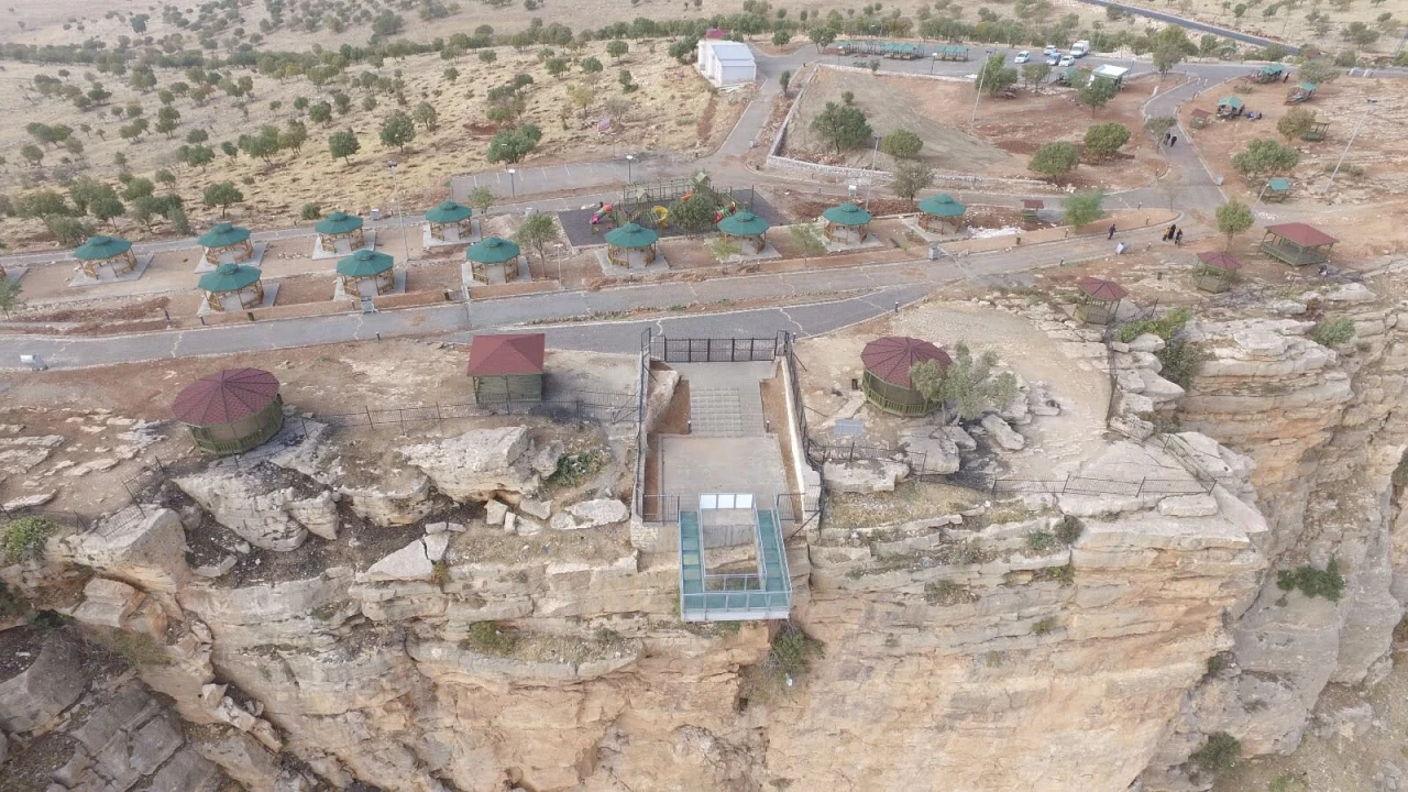 Tillo Kalesi Cam Seyir Terası: Botan Vadisi'ne açılan pencere
