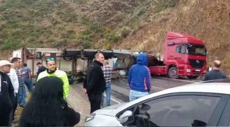 Tır devrildi, Mersin-Antalya yolu 3 saat kapandı