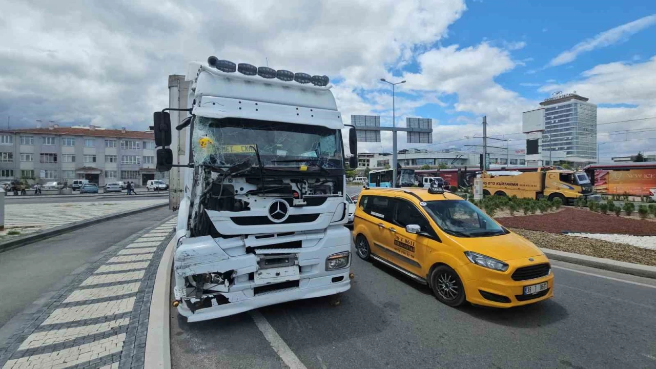 Tr halk otobsne ve otomobile arpt: 8 yaral