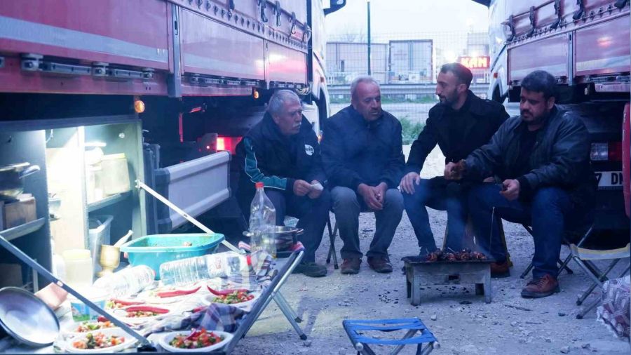 T�r �of�rlerinin s�n�r hatt�nda iftar tela��