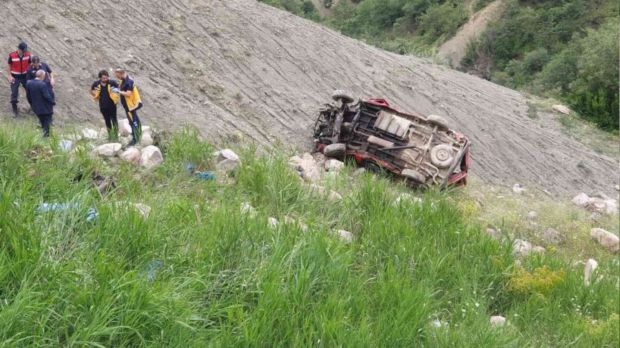 Tokat'ta minib�s u�uruma yuvarland�. 4 �l�