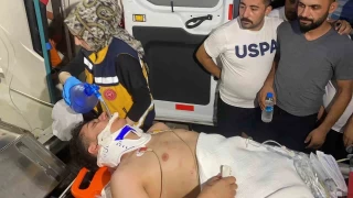 Tokat'ta otomobil karşı şeride geçip motosiklete çarptı: 2 ağır yaralı
