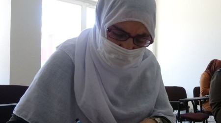 Torunlarıyla mesajlaşmak ve haberleri okumak için okuma-yazma öğrendi