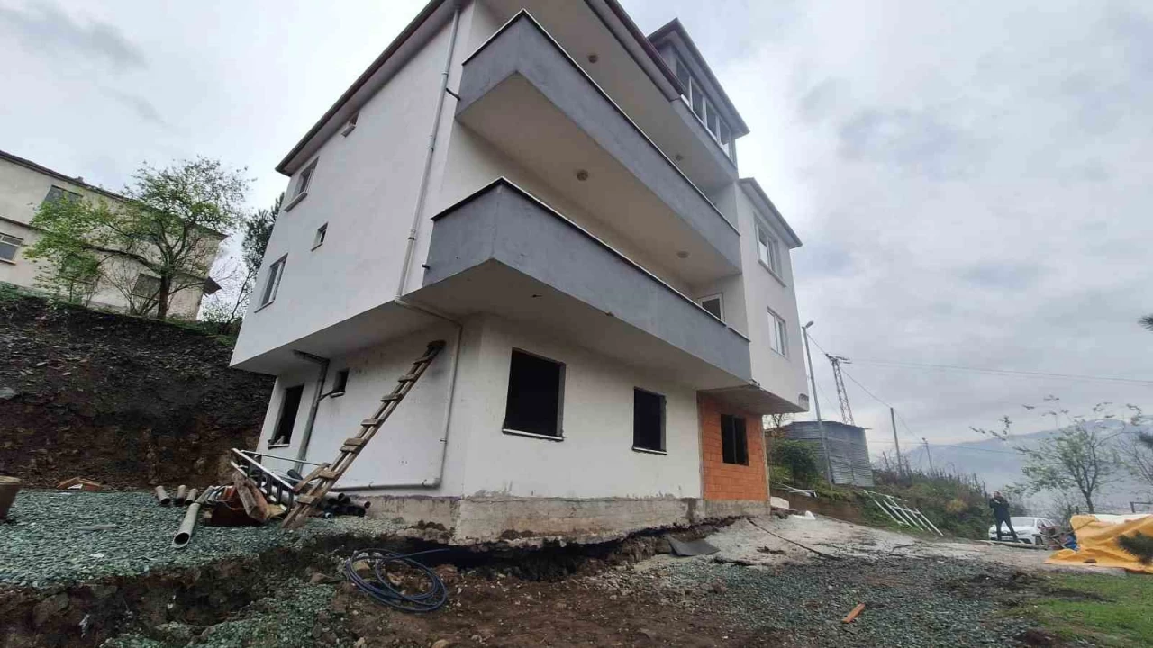 Trabzon'da 6 kişilik aile evsiz kaldı