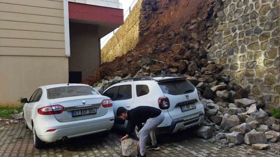 Trabzon'da bir sitenin istinat duvar� ��kt�