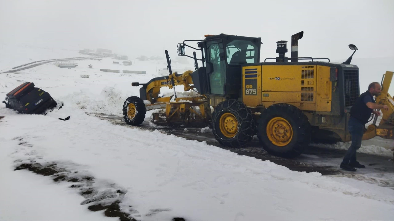 Trabzon'da ekiplerin kar mesaisi erken ba�lad�