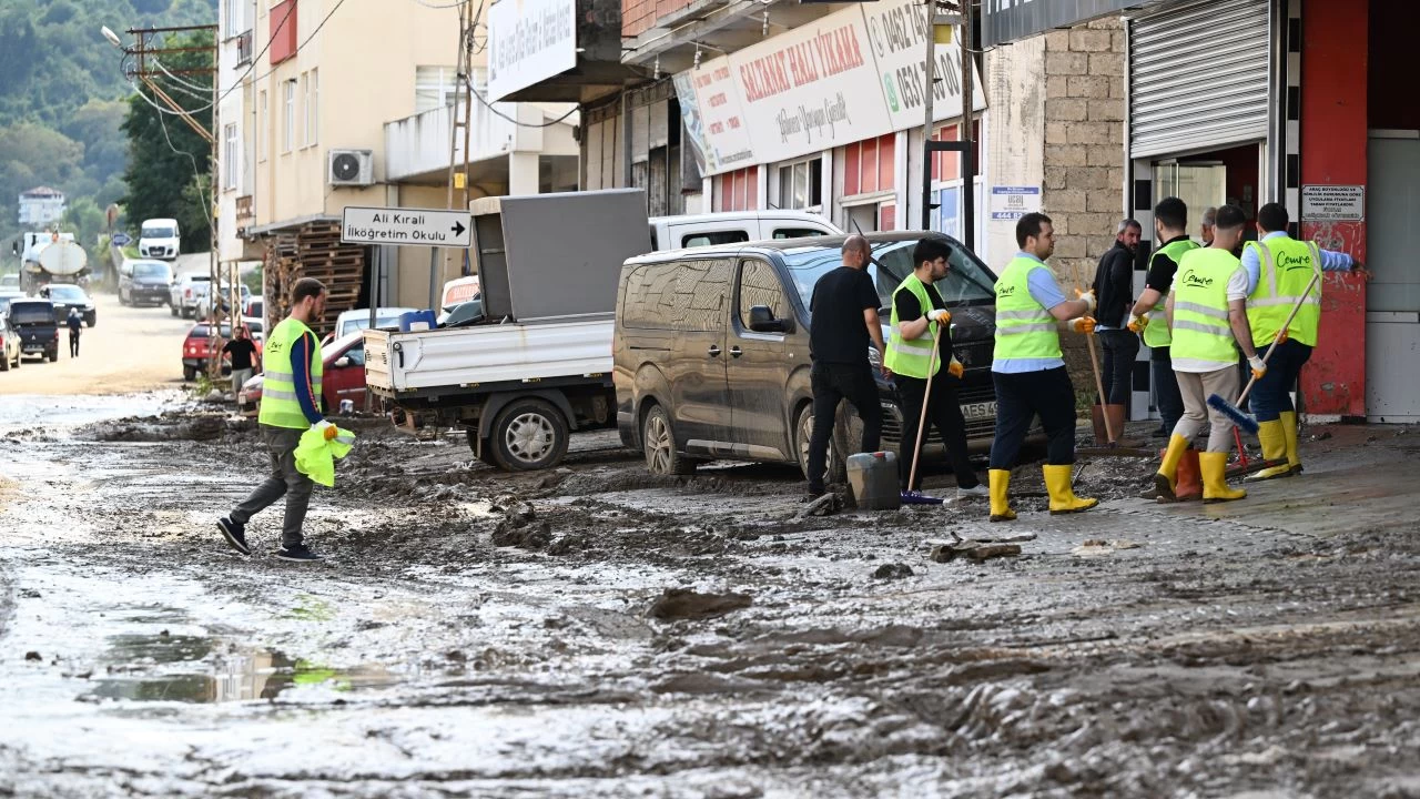 Trabzon'da taşkın ve heyelan meydana gelen ilçelerde temizlik çalışmaları sürüyor