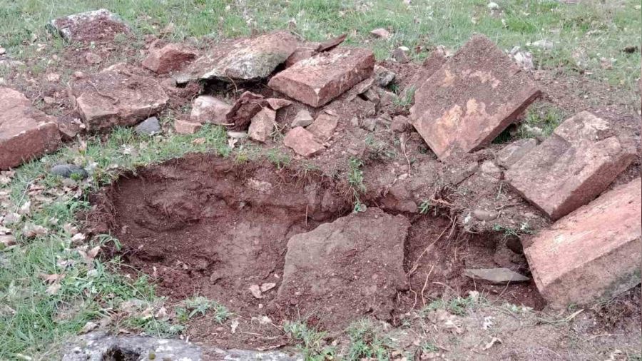 Tunceli'de tarihi mezarlıkta kaçak kazı