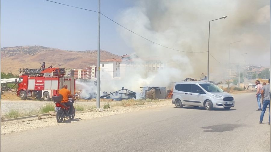 T�p bomba gibi patlad�, marangoz d�kkan� k�le d�nd�