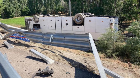Tur otobüsü devrildi: 3'ü ağır 17 yaralı