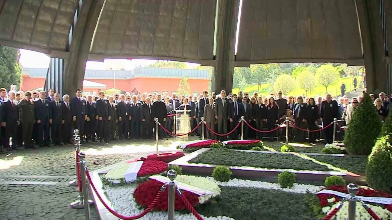 Turgut Özal, vefatının 32'nci yılında kabri başında anıldı