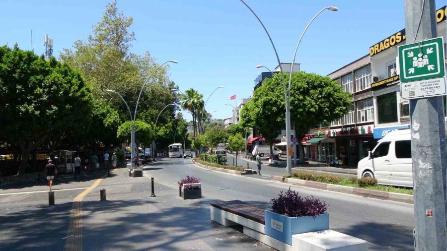 Turizm merkezinde yaşayanlar eve kapandı