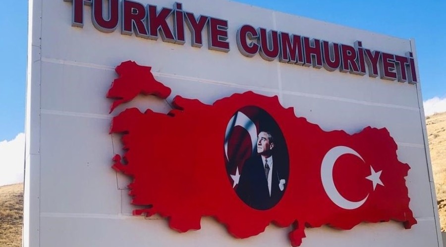 Türkiye-İran sınırına Türkiye tabelası