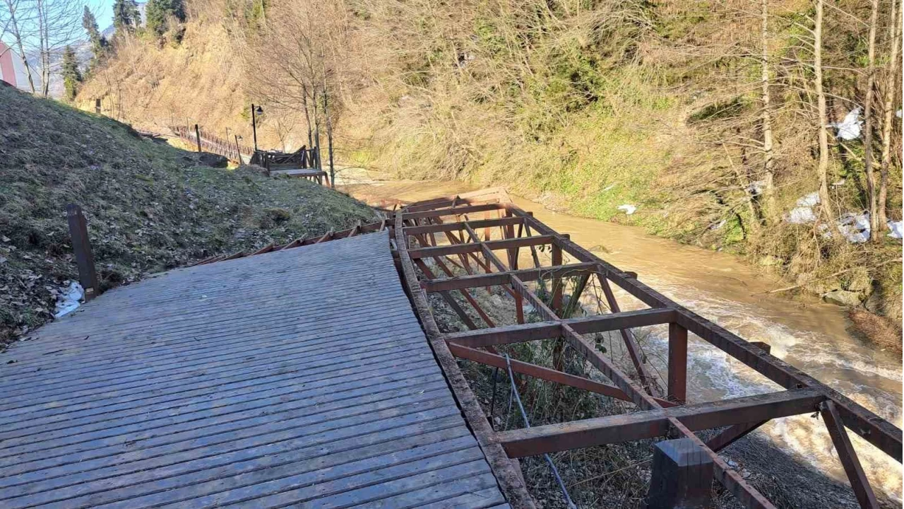 T�rkiye'de e�i benzeri olmayan y�r�y�� yolunda heyelan