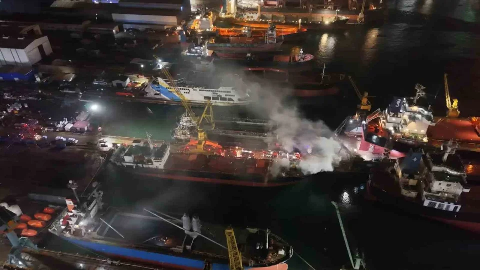 Tuzla'da kuru y�k gemisinde yang�n: �ok say�da ekip sevk edildi