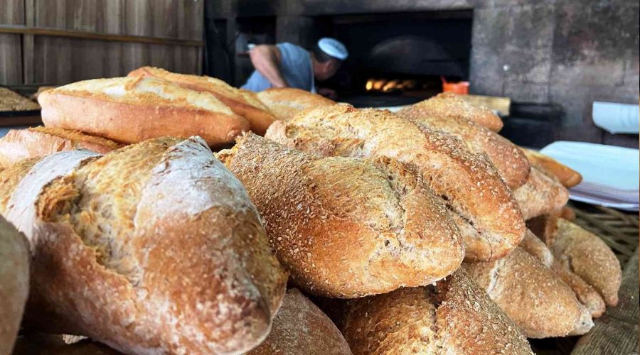 Üç asırlık taş fırında ekmek üretiyorlar