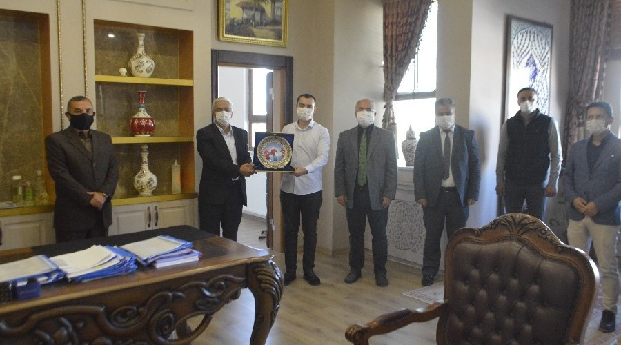 'Uçan Araba' tasarımı ile Türkiye birinciliği ödülü aldılar