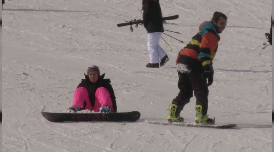 Uludağ'ın pistlerinde acemi kayakçılar