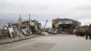 Ümraniye'de bitişik haldeki iki bina çöktü