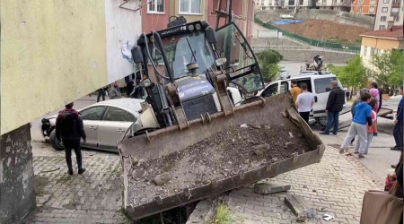 Ümraniye'de iş makinesi yokuş aşağı kaydı
