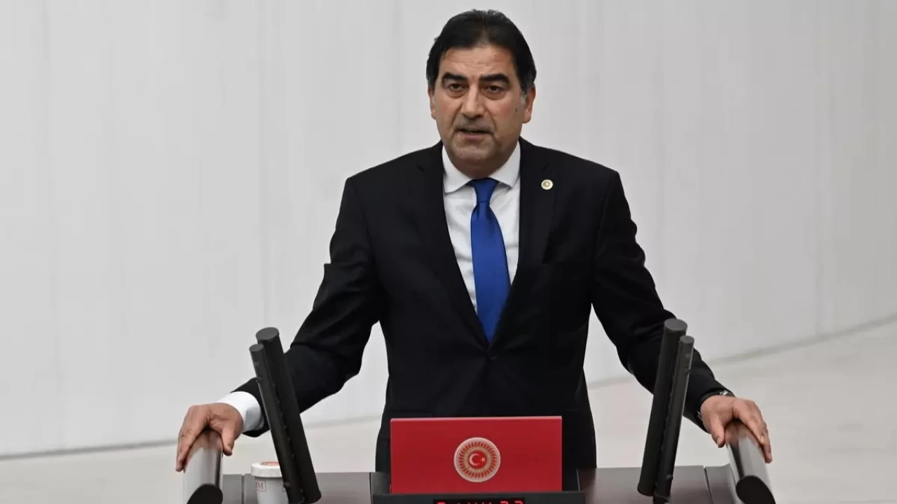 �nal Karaman, �Y� Parti'den istifa etti