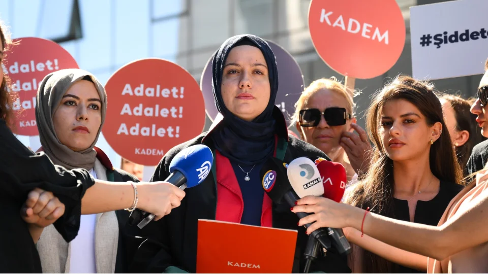 �niversite ��rencisi Ay�e Tokyaz'�n �ld�r�lmesine ili�kin san�klar�n yarg�lamas� s�r�yor