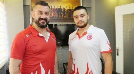 Üniversiteli güreşçi şampiyonalara hazırlanıyor